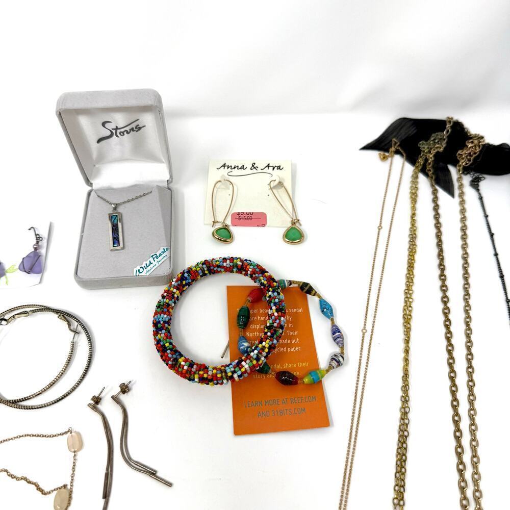 Mixed Jewelry Bundle 25+ Pieces – Necklaces, Bracelets, Earrings Boho, Eclectic - Picture 5 of 6